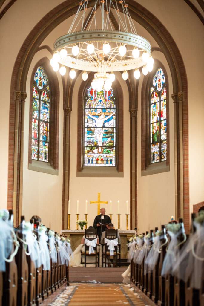 Kirchliche Trauung. Kurzzeit Fotobegleitung durch unseren Hochzeitsfotograf.
