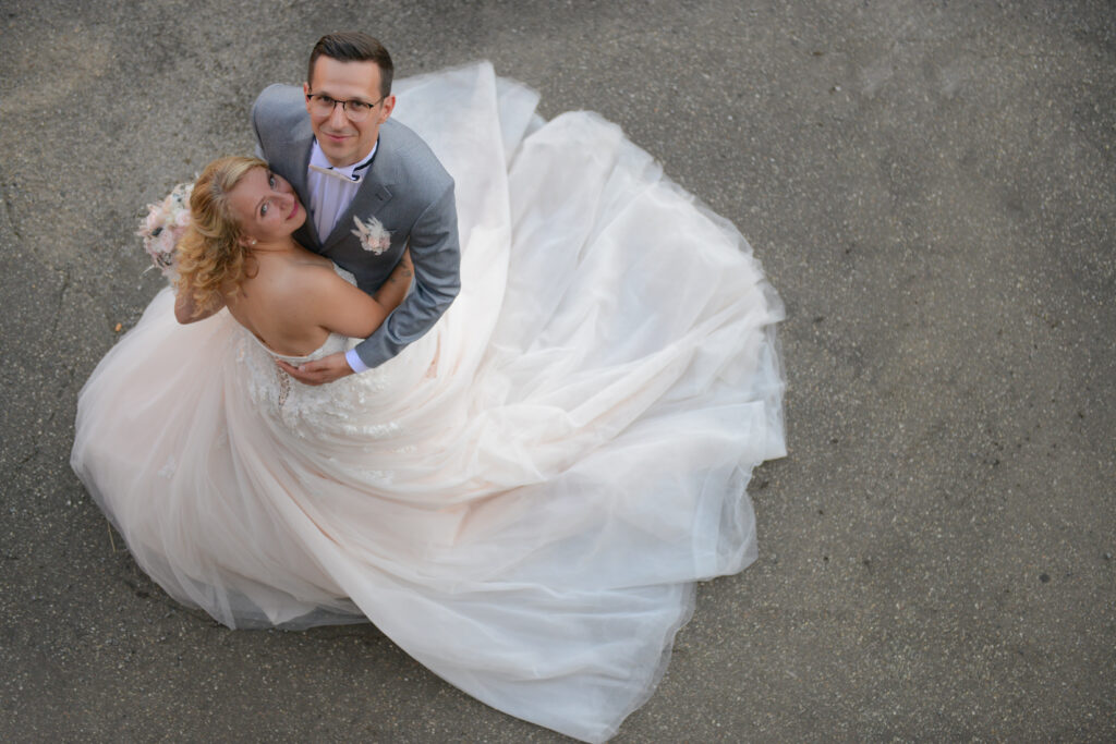 Glückliches Hochzeitspaar nach der Standesamtlichen Trauung und der Kurzzeit Fotobegleitung durch unseren Hochzeitsfotograf.