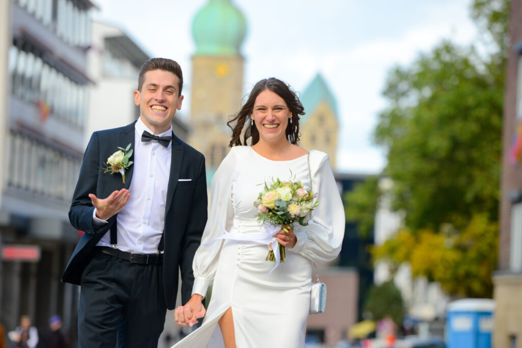 Standesamtliche Trauung. Kurzzeit Fotobegleitung durch unseren Hochzeitsfotograf. Glückliches hochzeitspaar